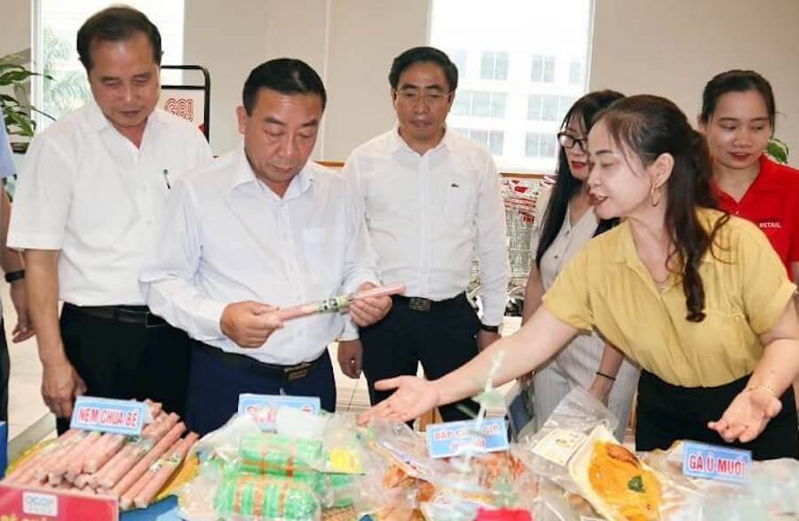 Phó Chủ tịch UBND tỉnh Nghệ An Nguyễn Văn Đệ tham quan gian hàng sản phẩm OCOP của tỉnh tại Siêu thị GO!Vinh
