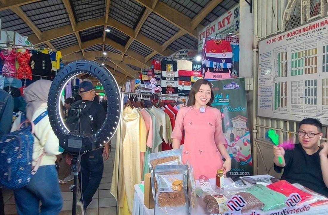 Tùy mức độ, tổ chức và cá nhân có thể bị xử phạt hành chính; bị tạm ngừng hoặc chấm dứt quyền truy cập, giao dịch trên nền tảng; bị gỡ nội dung hoặc tài khoản; buộc khắc phục hậu quả, bồi thường thiệt hại. Trường hợp có dấu hiệu tội phạm, có thể bị truy cứu trách nhiệm hình sự.