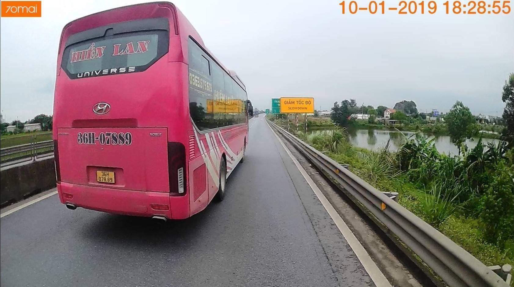 Lái xe chuyển làn không xi nhan, ép đầu xe tải trên cao tốc Mai Sơn - Cao Bồ