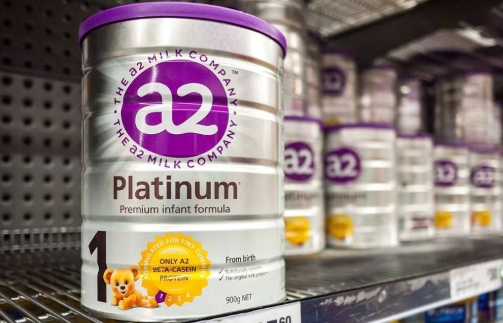 Thông tin từ Cục Quản lý Thực phẩm và Dược phẩm Hoa Kỳ (FDA) cho , ngày 02/05/2026, A2 Milk Company đã tự nguyện thu hồi 3 lô sữa công thức dành cho trẻ từ 0–12 tháng tuổi nhãn hiệu a2 Platinum Premium infant formula 0-12 months Milk-based powder with Iron do phát hiện có chứa cereulide, độc tố bền nhiệt do vi khuẩn Bacillus cereus sinh ra. 