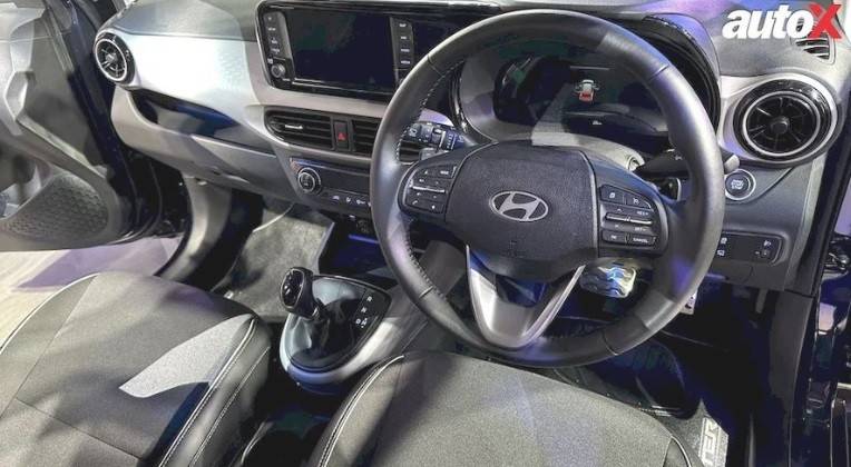 Không gian nội thất của Hyundai Exter được nâng cấp theo hướng trẻ trung với hai tông màu mới xanh Navy và xám Grey, kết hợp các chi tiết giả sợi carbon nhằm tăng chất thể thao. Màn hình giải trí trung tâm 8 inch tiếp tục được giữ lại nhưng đã hỗ trợ kết nối không dây Android Auto và Apple CarPlay, mang lại trải nghiệm tiện lợi hơn. 