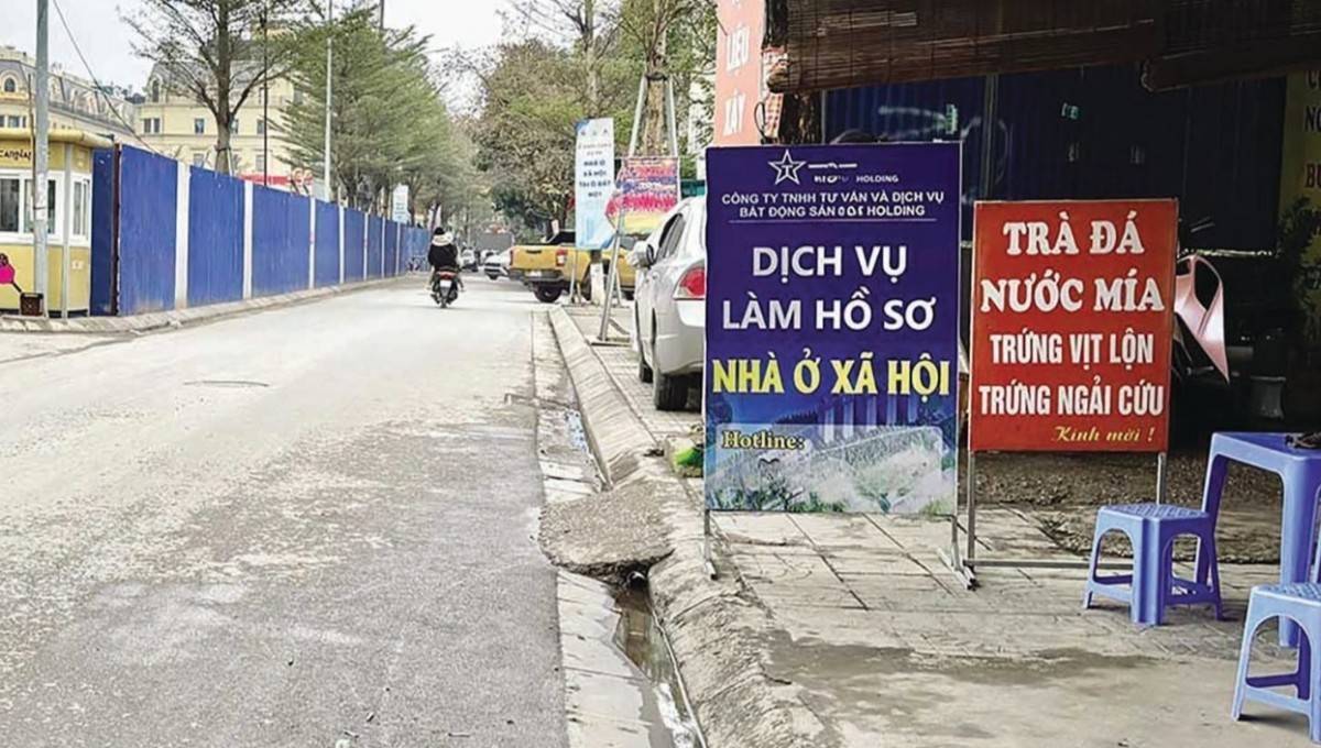Sau loạt dự án nhà ở xã hội được khởi công tại nhiều địa phương, sức nóng của các dự án cũng kéo theo nhiều thông tin nhiễu loạn, trong đó có sự xuất hiện của các dịch vụ bán “suất ngoại giao”, chào mời làm hồ sơ mua nhà ở xã hội trọn gói (Ảnh minh họa).