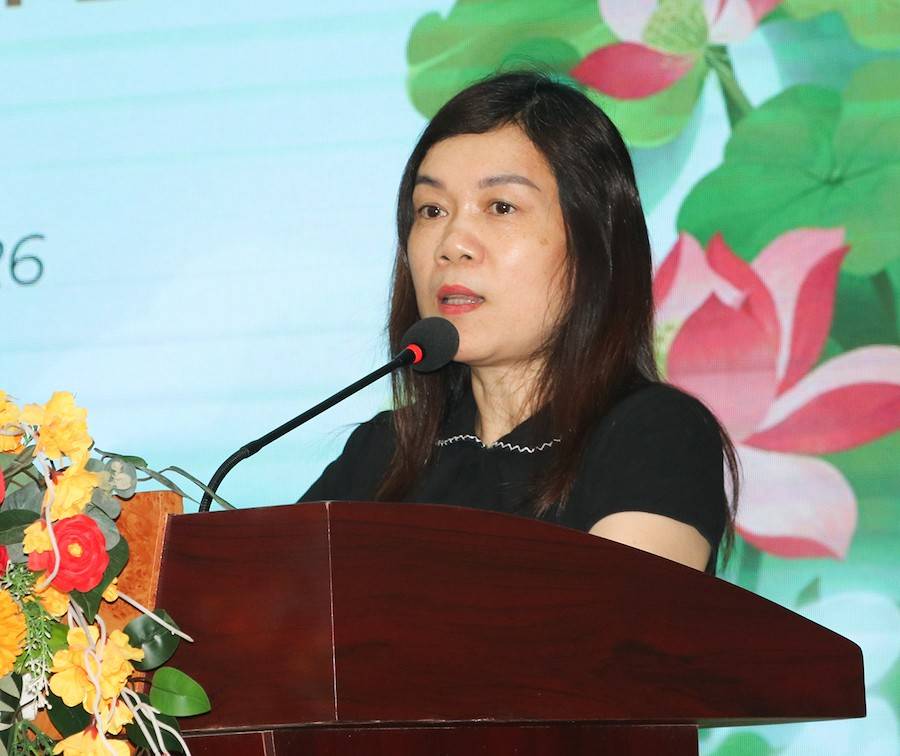 Bà Quách Thị Cường - Phó Giám đốc Sở Văn hóa, Thể thao và Du lịch Nghệ An thông tin về các hoạt động của Lễ hội Làng Sen năm 2026 tại buổi họp báo