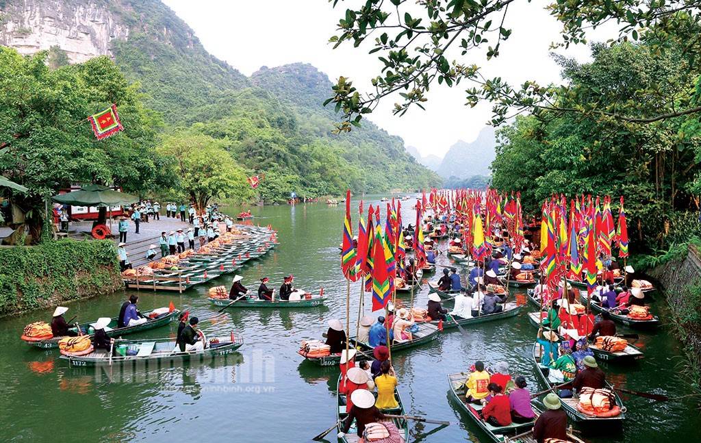 Tạp chí du lịch hàng đầu thế giới Time Out (Anh) bình chọn Ninh Bình là danh thắng hoang sơ như đá quý ở Đông Nam Á nhưng vẫn chưa được nhiều du khách nước ngoài biết tới. Năm 2023, du lịch Ninh Bình được bình chọn trong top 10 điểm đến thân thiện nhất thế giới; điểm đến nghỉ dưỡng dành cho gia đình tốt nhất thế giới; Vườn Quốc gia Cúc Phương 5 lần liên tiếp được công nhận là Công viên quốc gia hàng đầu Châu Á.