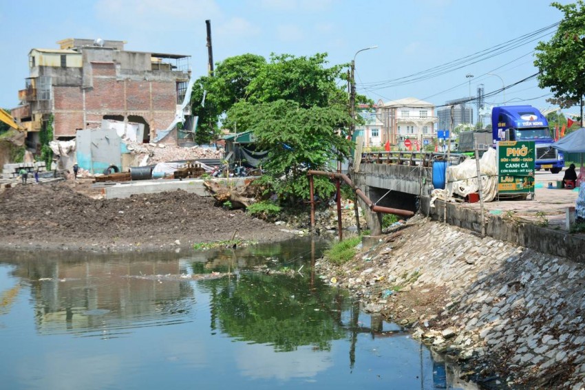 Dự án thi công nút giao cầu Phúc Khánh điểm sông Bạch gặp sông Vĩnh Trà đã bị thu hẹp dòng chảy