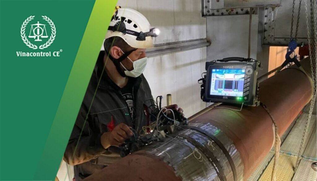 Nguyên lý của phương pháp thử nghiệm NDT chụp ảnh phóng xạ là dùng tia phóng xạ Gamma hoặc tia X phóng xuyên qua phim, năng lượng truyền qua tùy theo mật độ sẽ cho ta nhận biết vùng nào có khuyết tật và hình ảnh rõ ràng, độ chính xác cao. Trong ảnh: Vinacontrol CE Hồ Chí Minh thực hiện thử nghiệm NDT chụp ảnh bức xạ trên thực tế.