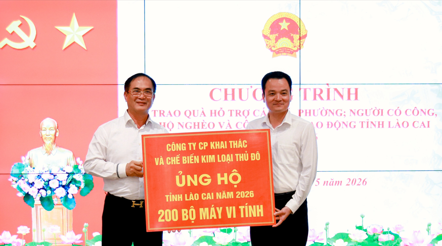 Đại diện Công ty Cổ phần Khai thác và Chế biến Kim loại Thủ đô trao tặng 200 máy tính nhằm phục vụ công tác chuyển đổi số tại các xã, phường trên địa bàn tỉnh.