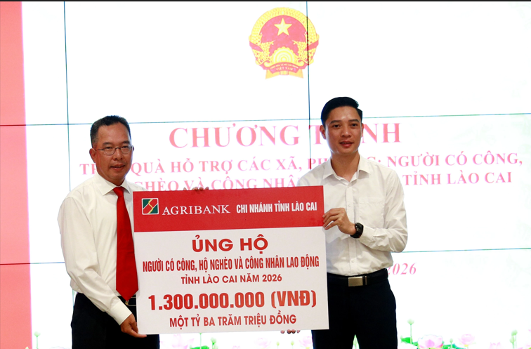 Agribank Chi nhánh Lào Cai trao tặng 1.000 suất quà an sinh xã hội cho các hộ nghèo, gia đình có hoàn cảnh khó khăn trong tỉnh.