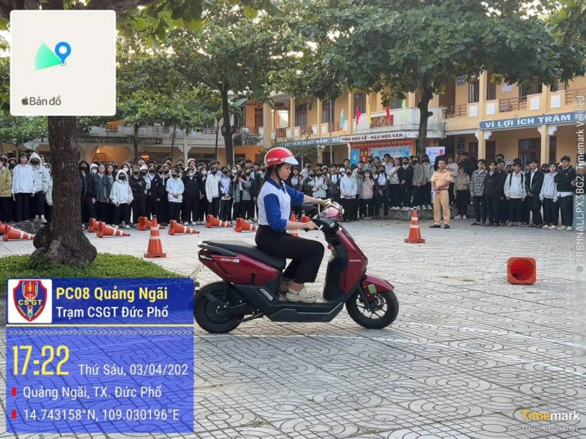 Song song đó, công tác tuyên truyền, phổ biến pháp luật về an toàn giao thông cũng được đẩy mạnh. Phòng Cảnh sát giao thông phối hợp với các trường học tổ chức nhiều buổi ngoại khóa, hướng dẫn kỹ năng tham gia giao thông an toàn