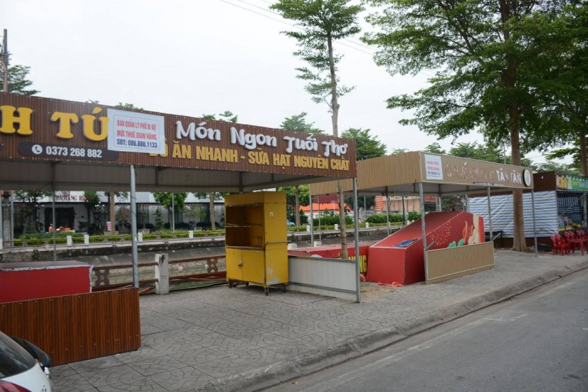 Nhiều kiot trên vỉa hè thì đang trong tình trạng bỏ trống, dán biển mời thuê gian hàng