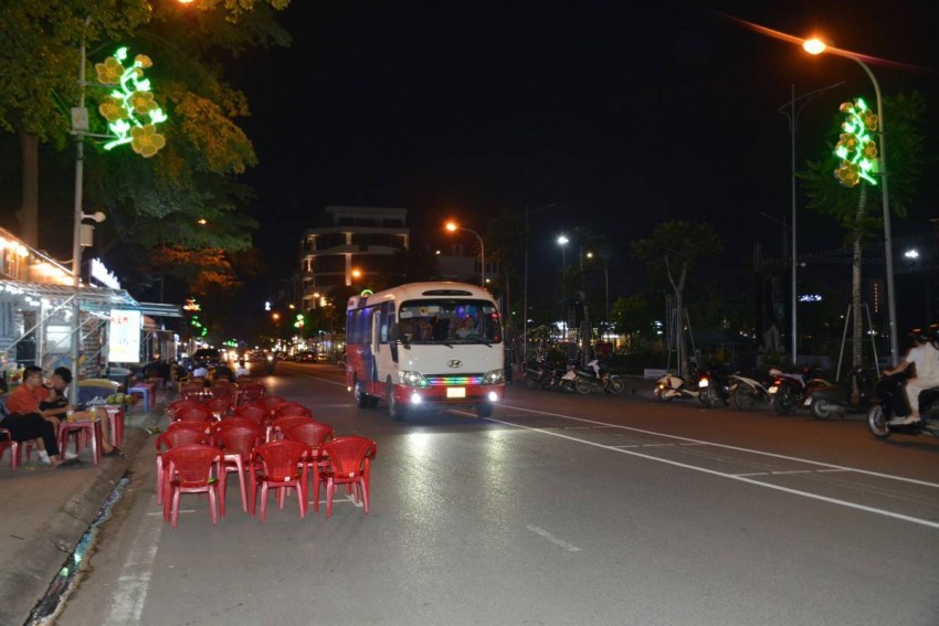 Bàn ghế bán hàng tràn xuống lòng đường gây nguy cơ mất an toàn giao thông là không tránh khỏi.