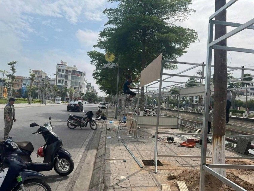 Khung cột nhà kiot được xây dựng một cách tạm bợ thiếu độ vền lâu dài