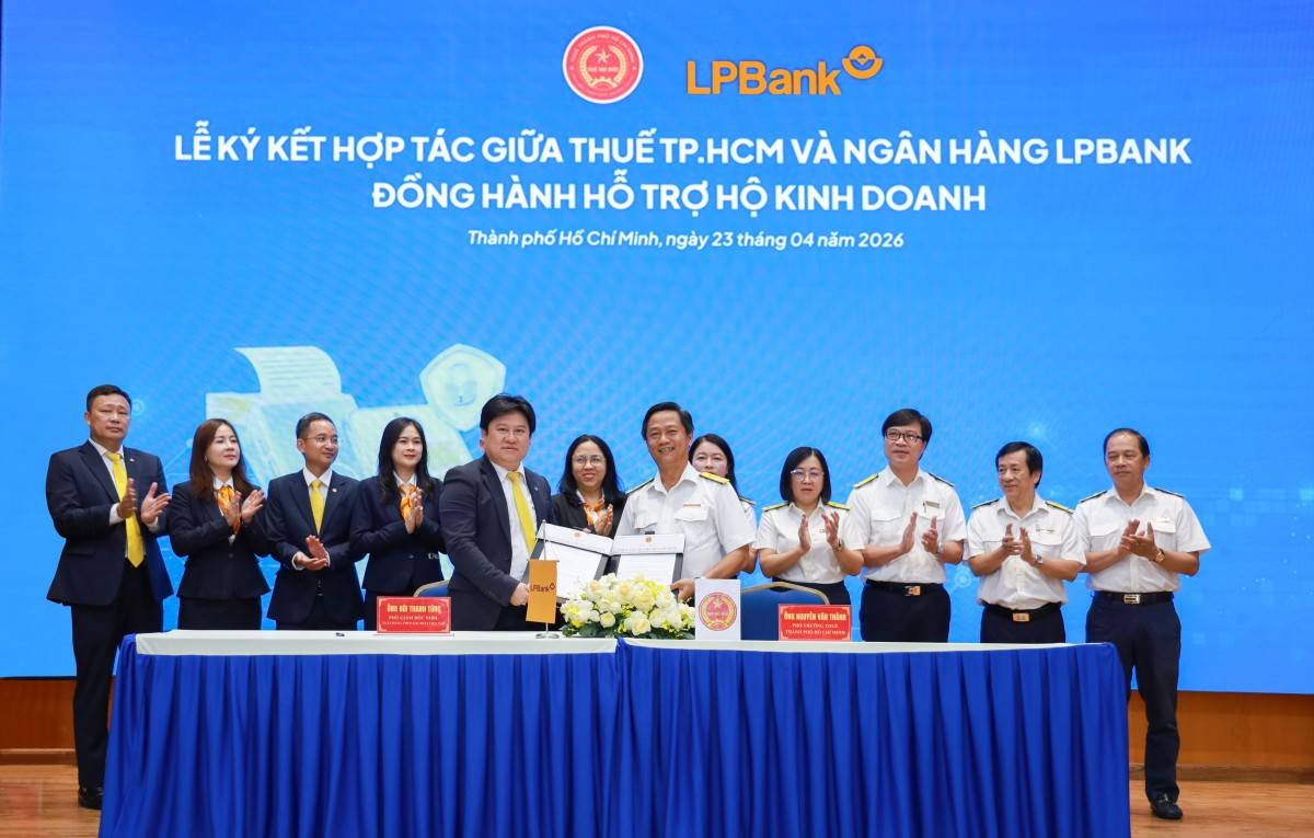 Ông Bùi Thanh Tùng – Phó Giám đốc Ngân hàng Bán lẻ LPBank (hàng đầu bên trái) và ông Nguyễn Văn Thành – Phó Trưởng Thuế TP.HCM (hàng đầu bên phải) ký kết Biên bản ghi nhớ hợp tác
