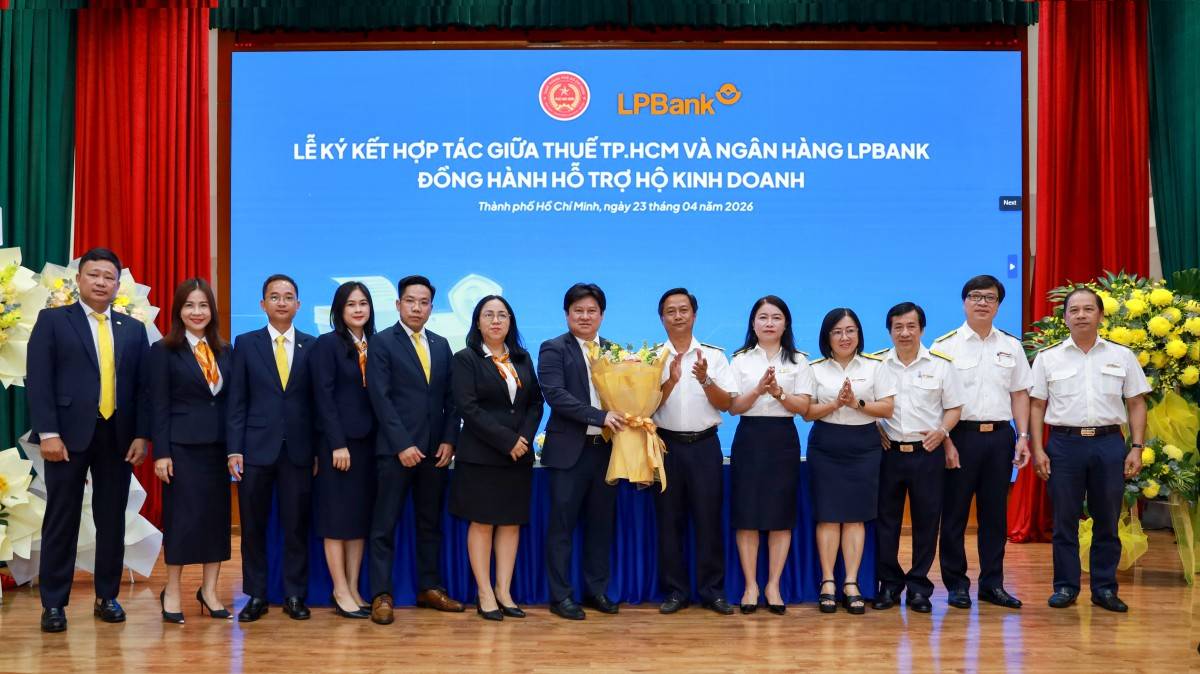 Tập thể LPBank và tập thể Thuế TP.HCM chụp ảnh lưu niệm tại lễ ký kết hợp tác