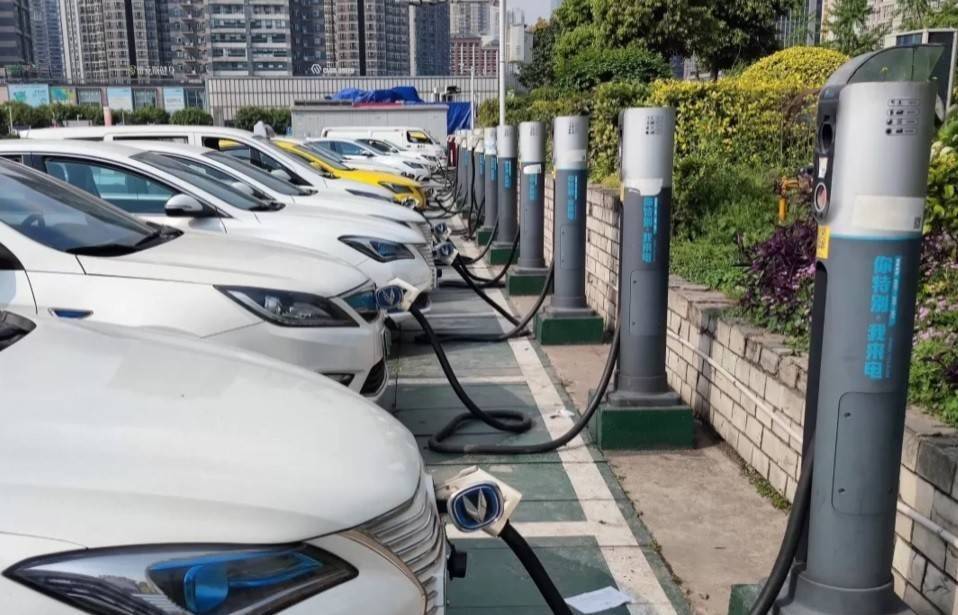 Xã hội hóa mạng lưới trạm sạc xe điện: Lời giải cho "cơn khát" hạ tầng xanh toàn quốc