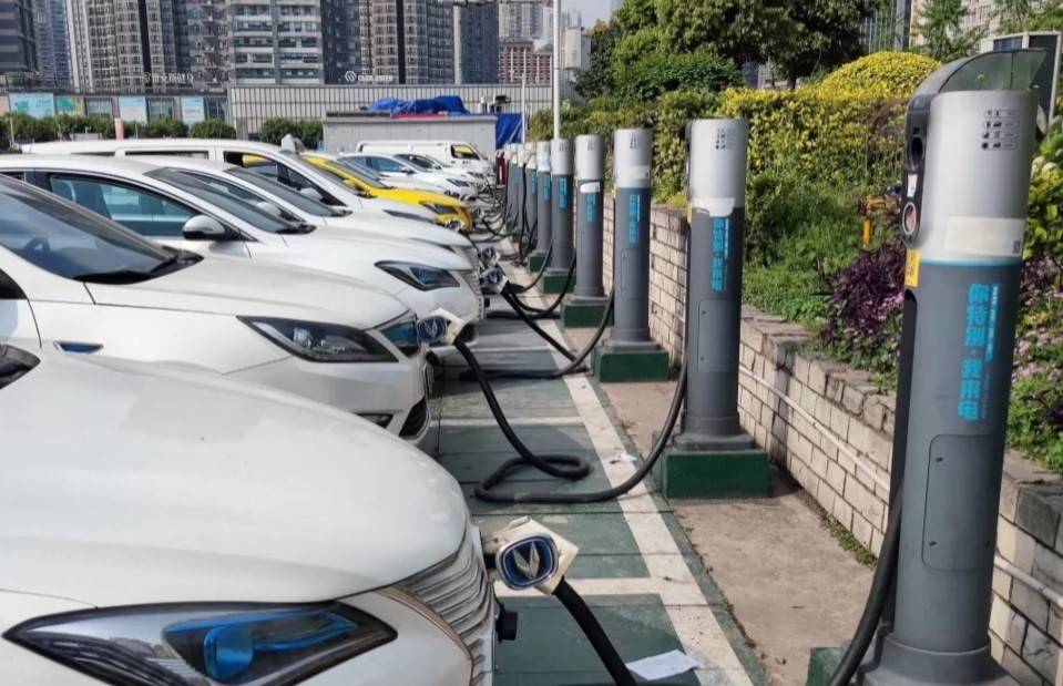 Bộ Xây dựng yêu cầu đề xuất quan điểm, mục tiêu, nguyên tắc, mô hình đầu tư, quản lý, vận hành mạng lưới trạm sạc theo hướng xã hội hóa, huy động tối đa nguồn lực từ doanh nghiệp và các hình thức hợp tác công - tư và các hình thức phù hợp khác (Ảnh minh họa).