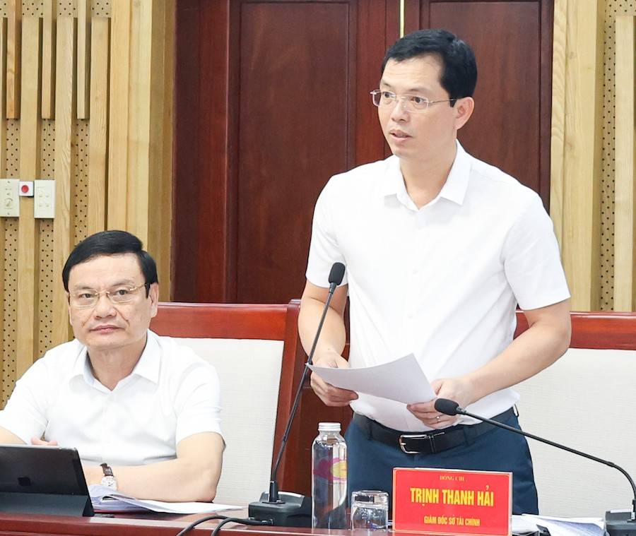 Ông Trịnh Thanh Hải - Giám đốc Sở Tài chính Nghệ An báo cáo tình hình thực hiện và giải ngân kế hoạch đầu tư công 4 tháng đầu năm; nhiệm vụ, giải pháp 8 tháng cuối năm 2026 tại hội nghị