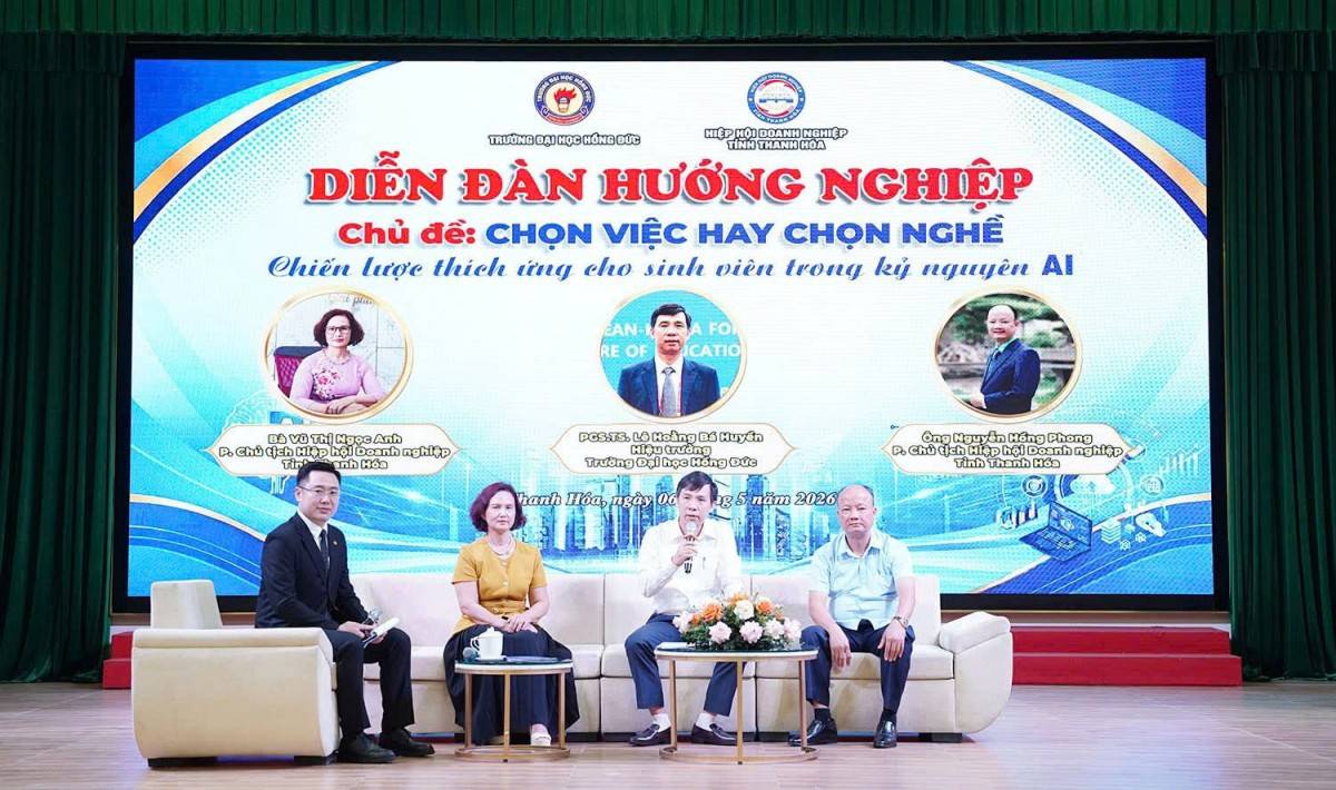 Đại diện nhà trường và doanh nghiệp tham gia buổi điễn đàn