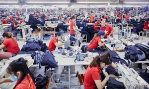 Đơn hàng dệt may tăng mạnh nhưng nhiều nhà máy tại Việt Nam vẫn phải đối mặt với nguồn nhân lực
