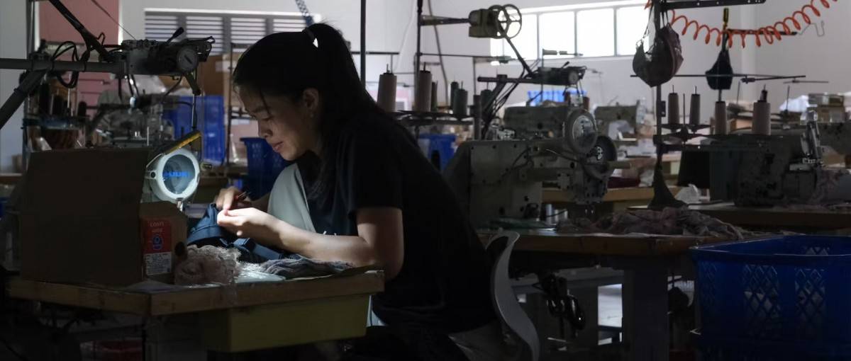 Công nhân tại một nhà máy may mặc tăng ca. Ngành dệt may Việt Nam đang tăng đơn hàng nhưng thiếu hụt lao động trẻ