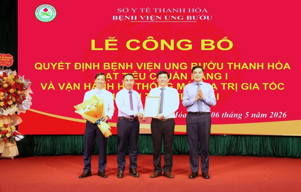 Chủ tịch UBND tỉnh Nguyễn Hoài Anh trao quyết định công nhận Bệnh viện Ung bướu tỉnh Thanh Hóa đạt tiêu chí bệnh viện hạng I.