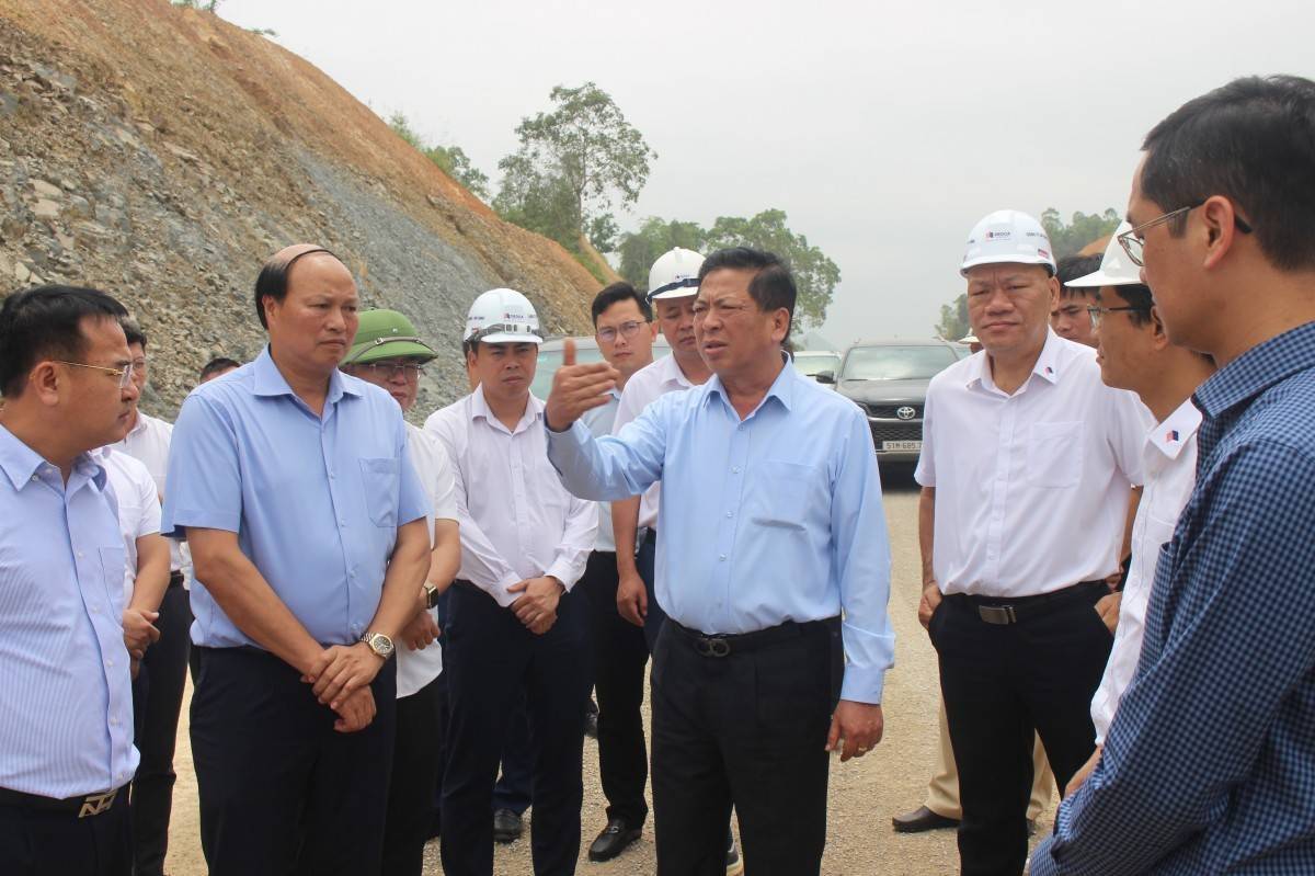 Bộ trưởng Bộ Xây dựng thúc tiến độ hai cao tốc chiến lược kết nối cửa khẩu phía Bắc tăng tốc mạnh