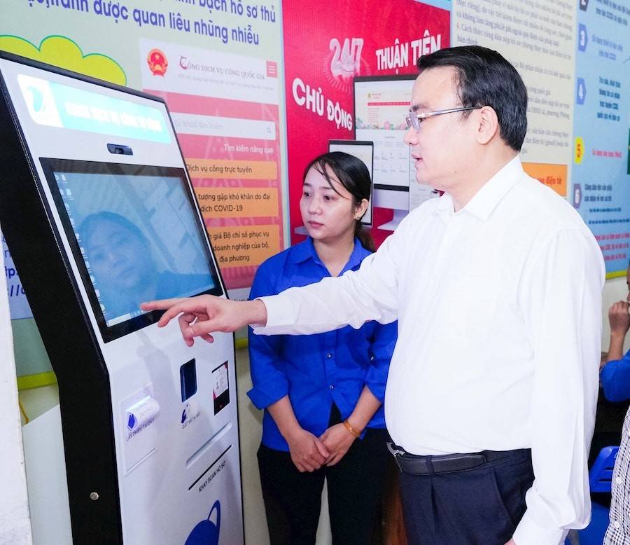 Phó Chủ tịch UBND tỉnh Nghệ An Phùng Thành Vinh kiểm tra việc ứng dụng công nghệ thông tin tại Trung tâm Phục vụ hành chính công của các xã, phường