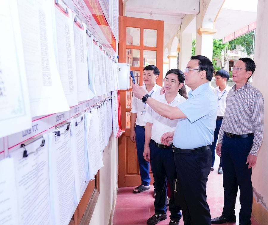 Ông Phùng Thành Vinh - Phó Chủ tịch UBND tỉnh Nghệ An kiểm tra niêm yết các thủ tục hành chính ở Trung tâm 