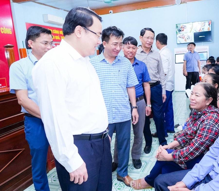 Phó Chủ tịch UBND tỉnh Nghệ An nắm bắt sự hài lòng của người dân khi đến giao dịch tại Trung tâm Phục vụ hành chính công các xã, phường