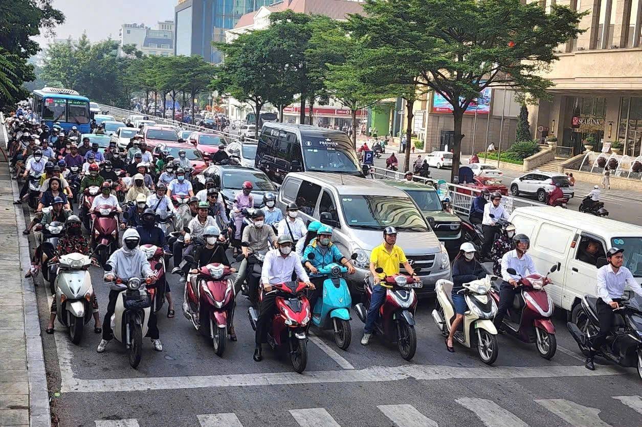 Hà Nội sắp lập vùng phát thải thấp: Hơn 90% xe máy trong vành đai 1 vẫn dùng xăng