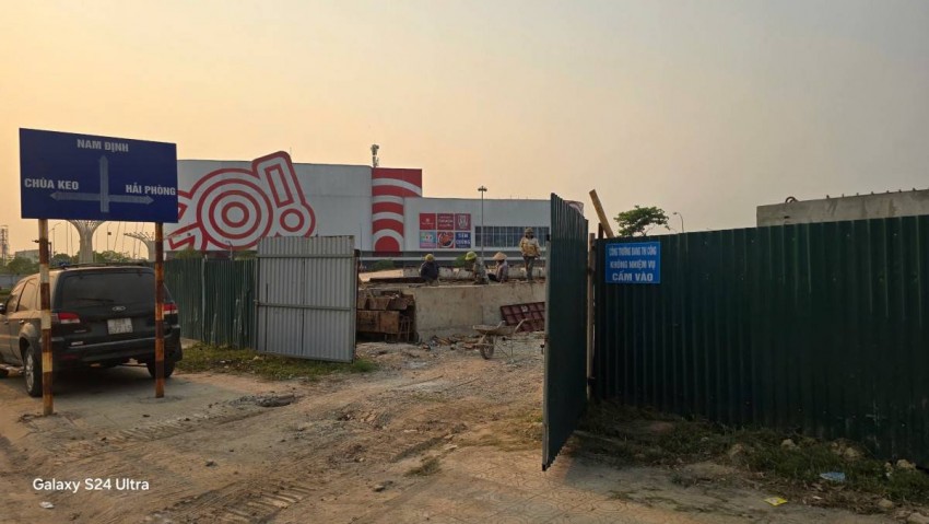 Công trường thi công không một biển thông tin