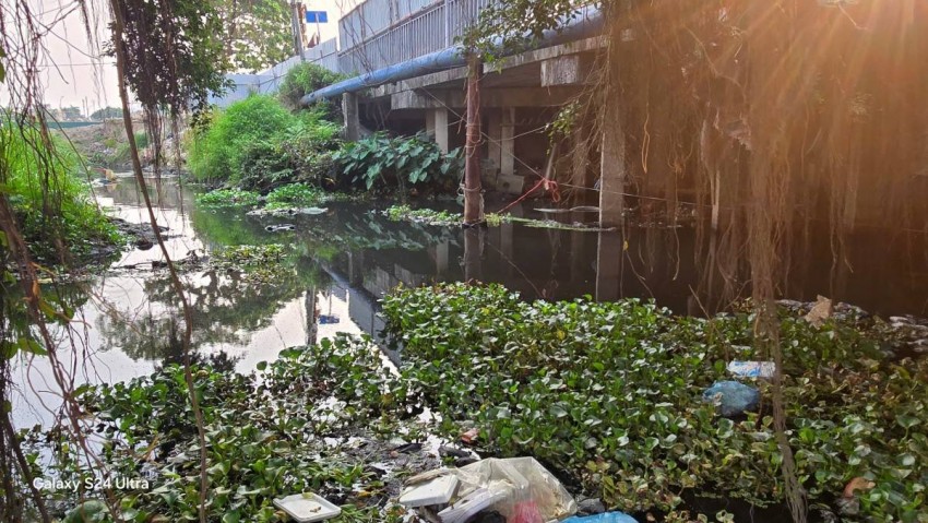 Hưng Yên: Sông Bạch “nghẹt thở” dưới chân công trường thi công nút giao cầu Phúc Khánh.