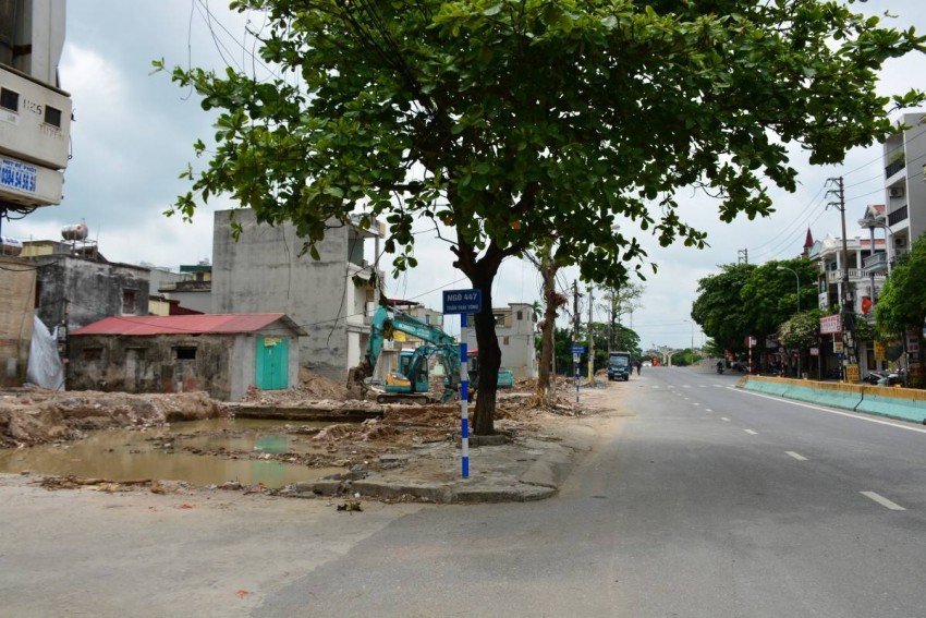 Phía đường Trần Thái Tông không một biển cảnh báo