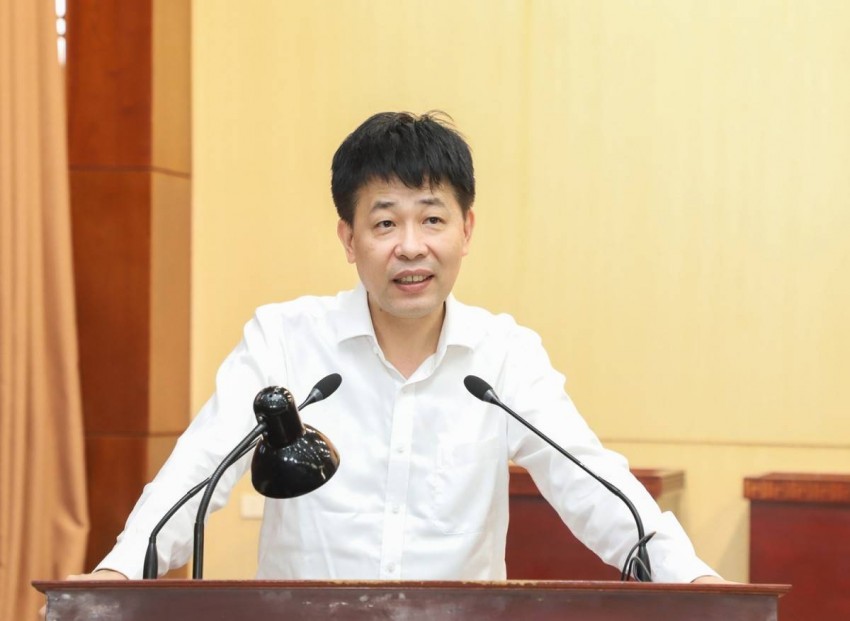 Ông Mai Văn Phấn - Phó Cục trưởng Cục Quản lý đất đai trao đổi, phổ biến các nội dung chính liên quan các chuyên đề tại Hội nghị