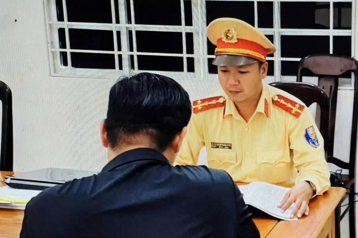 Xử phạt người có hành vi lái ô tô vượt rào chắn đường ngang qua đường sắt ở Đắk Lắk