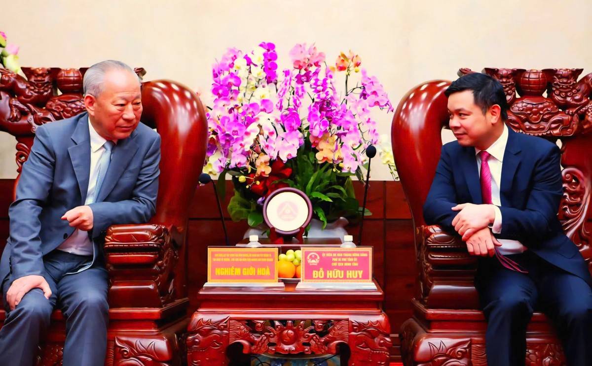 Ông Đỗ Hữu Huy, Ủy viên dự khuyết Trung ương Đảng, Phó Bí thư Tỉnh ủy, Chủ tịch UBND tỉnh Đắk Lắk làm việc với ông Nghiêm Giới Hòa, nhà sáng lập Tập đoàn Xây dựng Thái Bình Dương (Trung Quốc).