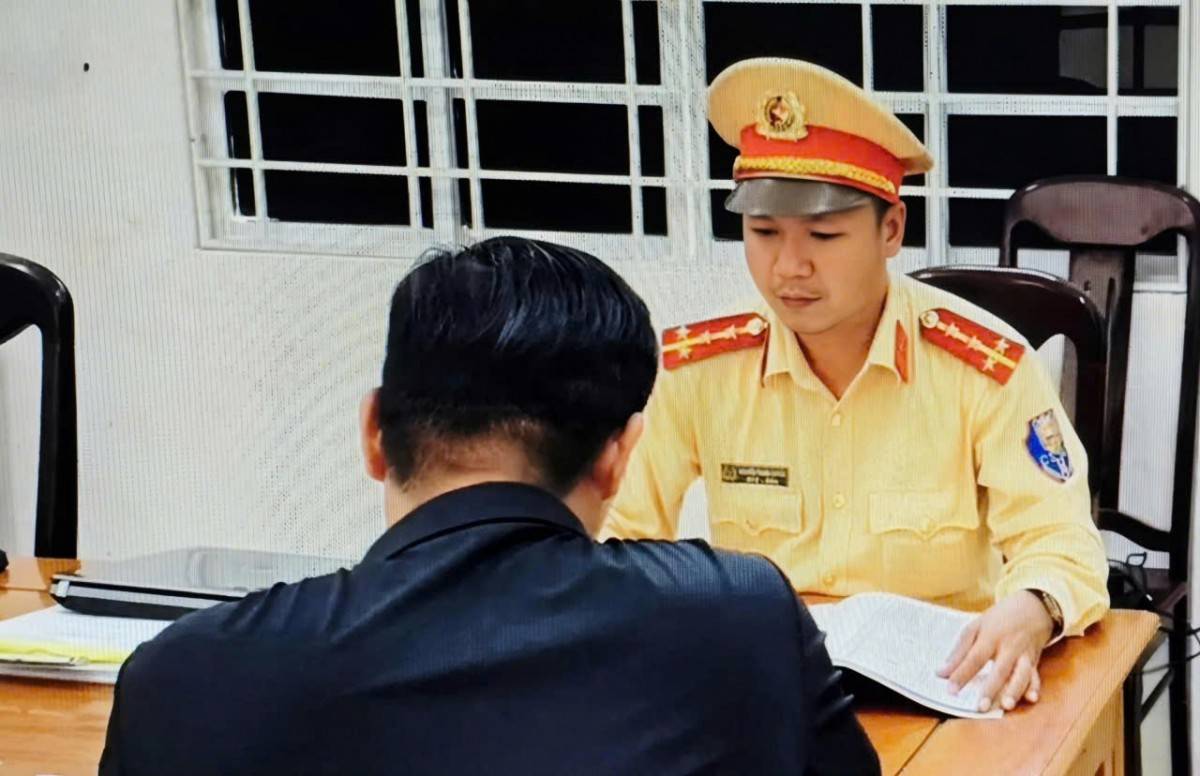 Ông B.V.D bị CSGT Đắk Lắk lập biên bản xử phạt.