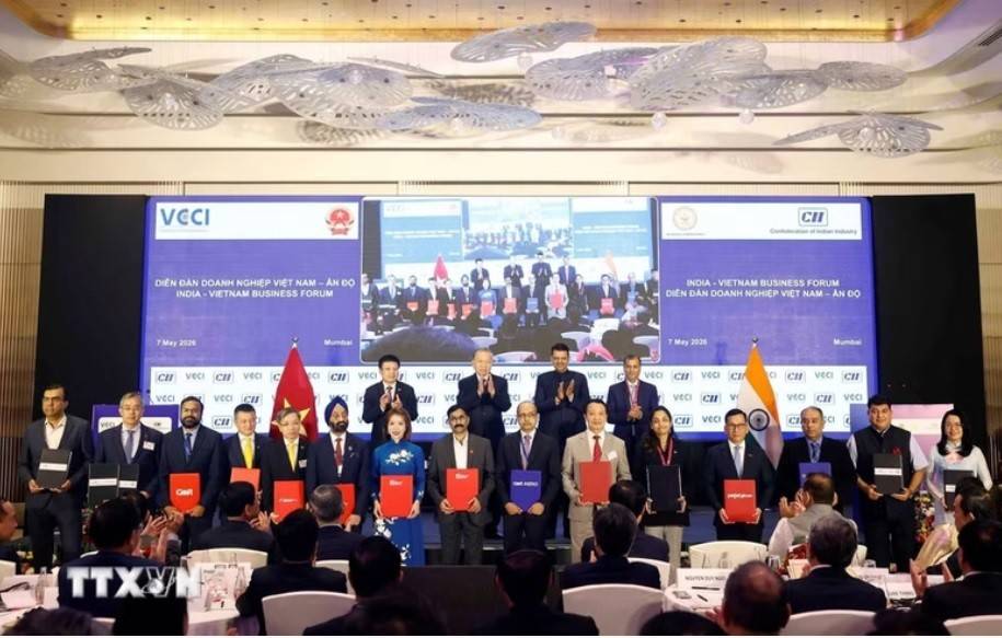Tổng Bí thư, Chủ tịch nước Tô Lâm và Thủ hiến bang Maharashtra Devendra Fadnavis chứng kiến lễ trao các thỏa thuận hợp tác giữa 2 nước (Ảnh: TTXVN).