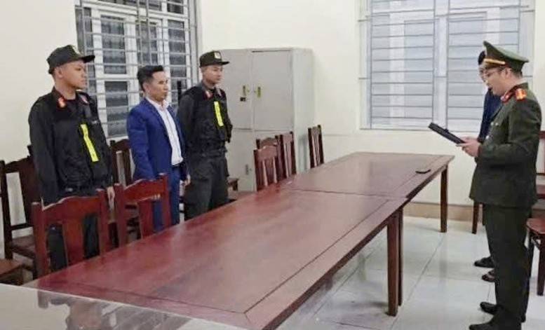 Công an tỉnh Phú Thọ đọc lệnh bắt tạm giam đối tượng Đỗ Văn Mạnh.