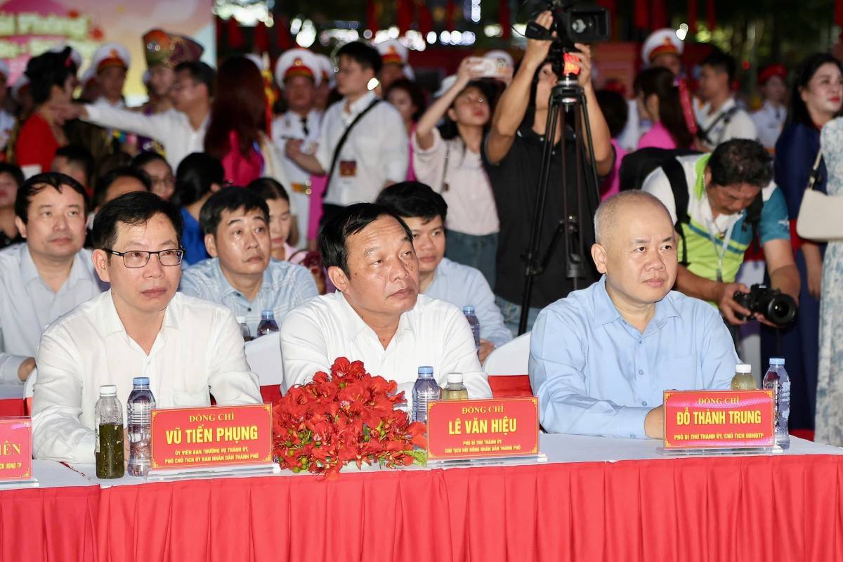 Các đồng chí lãnh đạo tham dự chương trình.