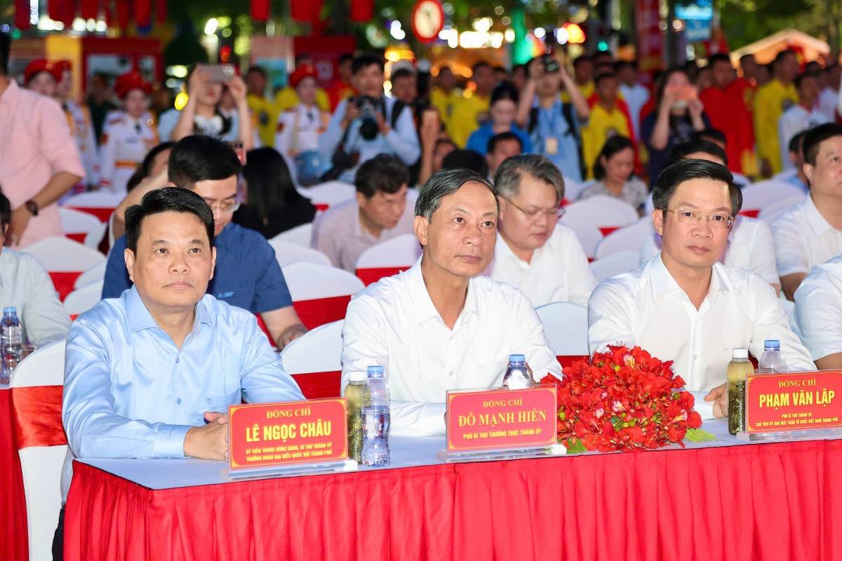 Các đồng chí lãnh đạo tham dự chương trình.