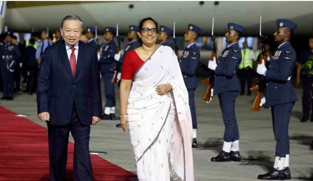 Thủ tướng Sri Lanka Harini Amarasuriya đón Tổng Bí thư, Chủ tịch nước Tô Lâm tại sân bay quốc tế Bandaranaike. (Ảnh: Thống Nhất/TTXVN)