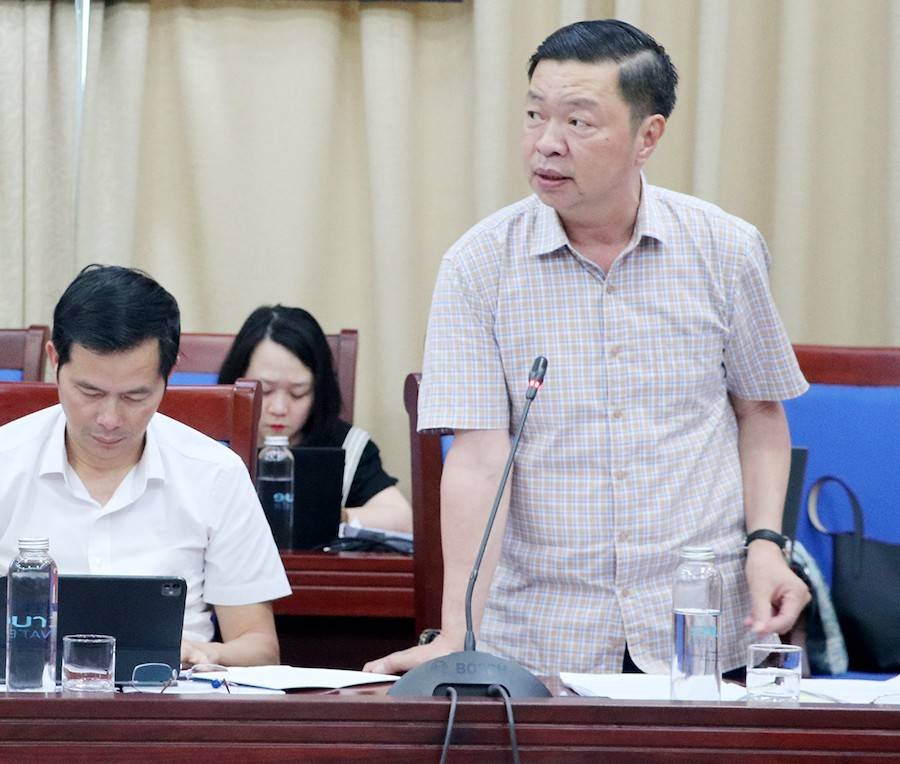 Ông Hồ Việt Dũng - Phó Giám đốc Sở Tài chính Nghệ An trình bày nội dung dự thảo Quyết định