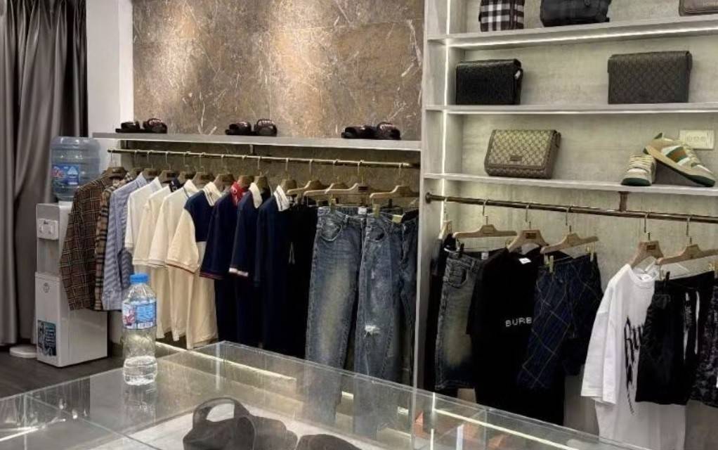 Đột kích cửa hàng Pham Luxu tại Hà Nội: Tạm giữ lô đồ hiệu Gucci, Burberry nghi giả mạo
