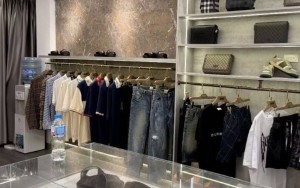 Đột kích cửa hàng Pham Luxu tại Hà Nội: Tạm giữ lô đồ hiệu Gucci, Burberry nghi giả mạo