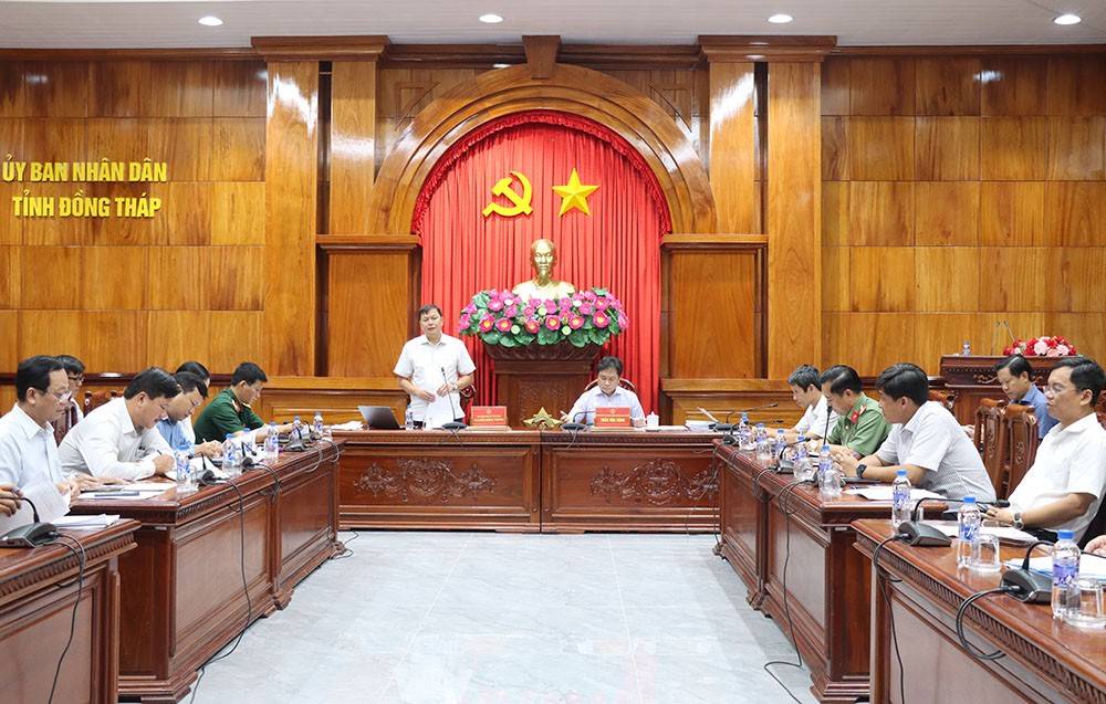 Ông Nguyễn Đình Thông - Phó Giám đốc Sở Tài chính báo cáo tại cuộc họp