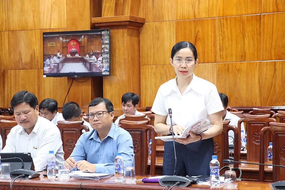 Bà Nguyễn Thị Thanh Phương - Giám đốc Ban Quản lý dự án đầu tư xây dựng công trình dân dụng và công nghiệp tỉnh Đồng Tháp báo cáo tình hình giải ngân các dự án  trên địa bàn tỉnh