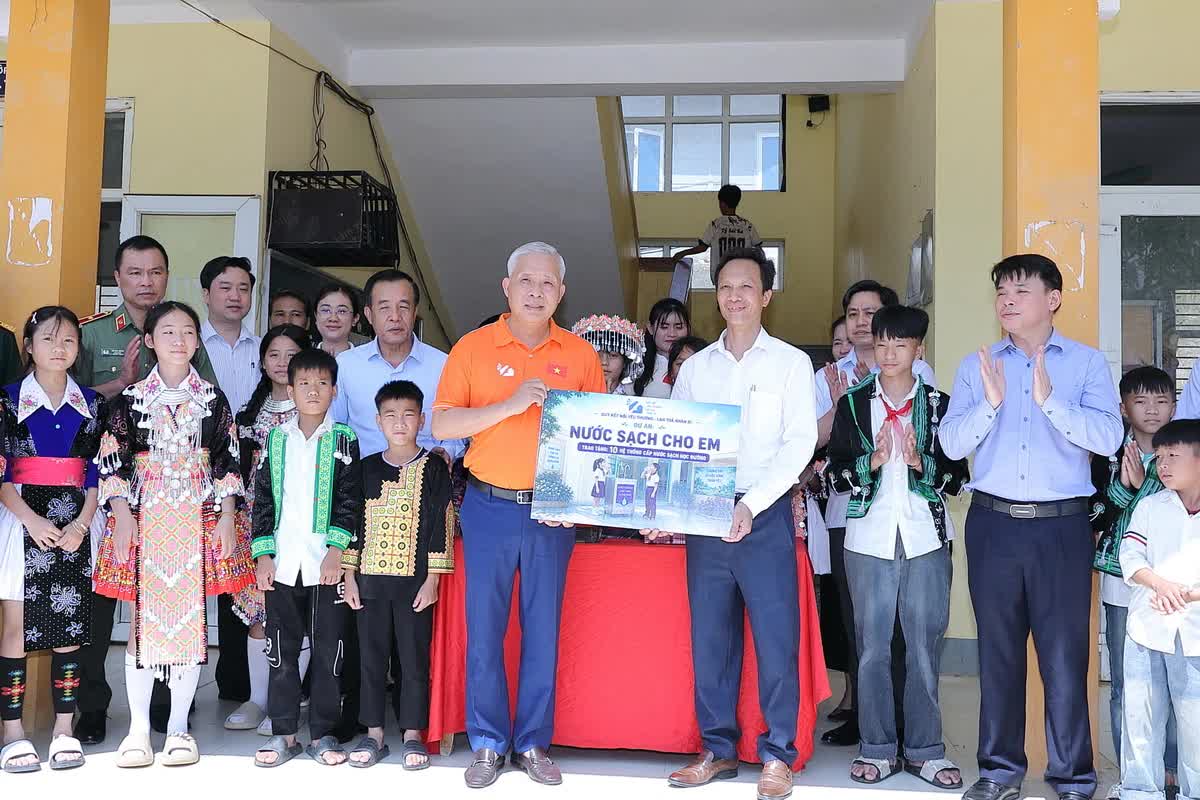 Ông Ninh Quang Vinh, đại diện Quỹ kết nối yêu thương - Lan tỏa nhân ái trao 10 hệ thống nước sạch tặng Trường Phổ thông THCS bán trú Trung Lý.