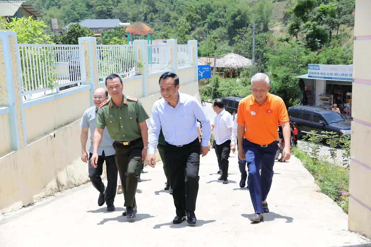 nhân ái trong chuyến công tác tại các xã vùng cao.