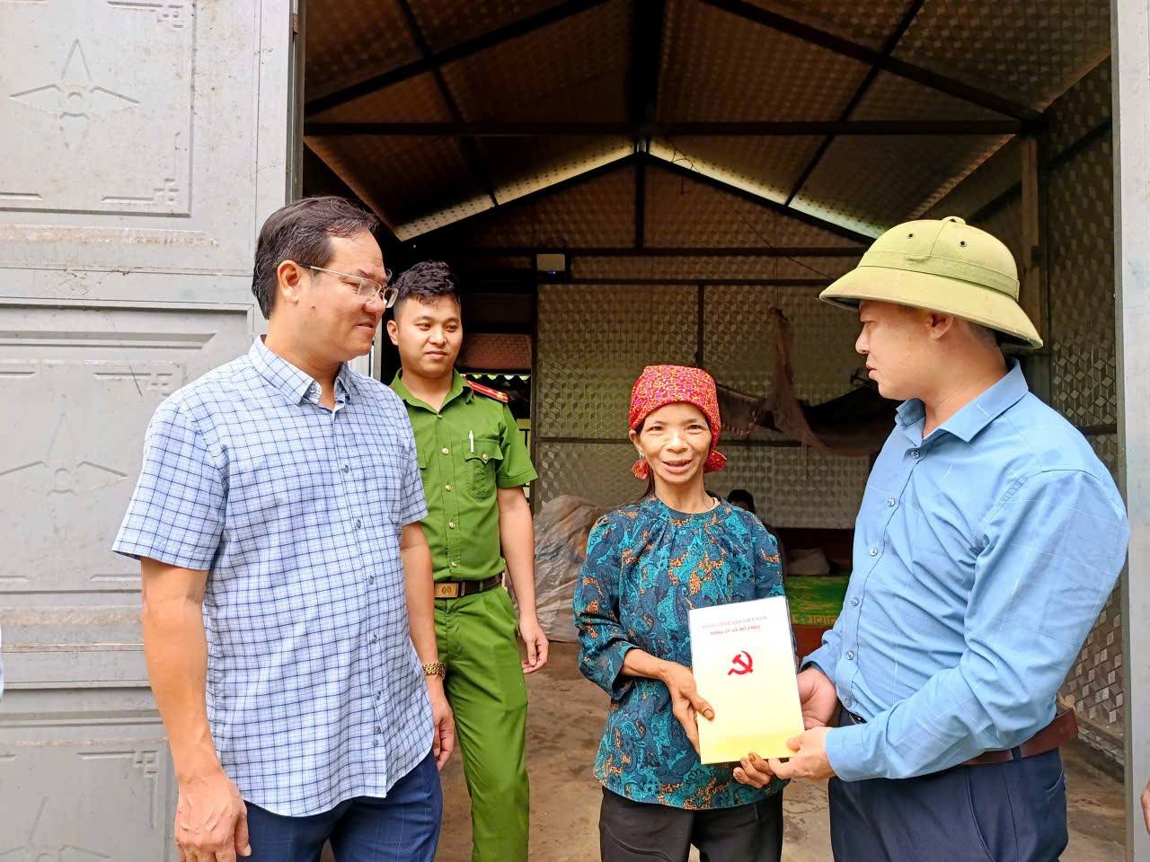 đến thăm, tặng quà một gia đình chính sách và một hộ nghèo trên địa bàn